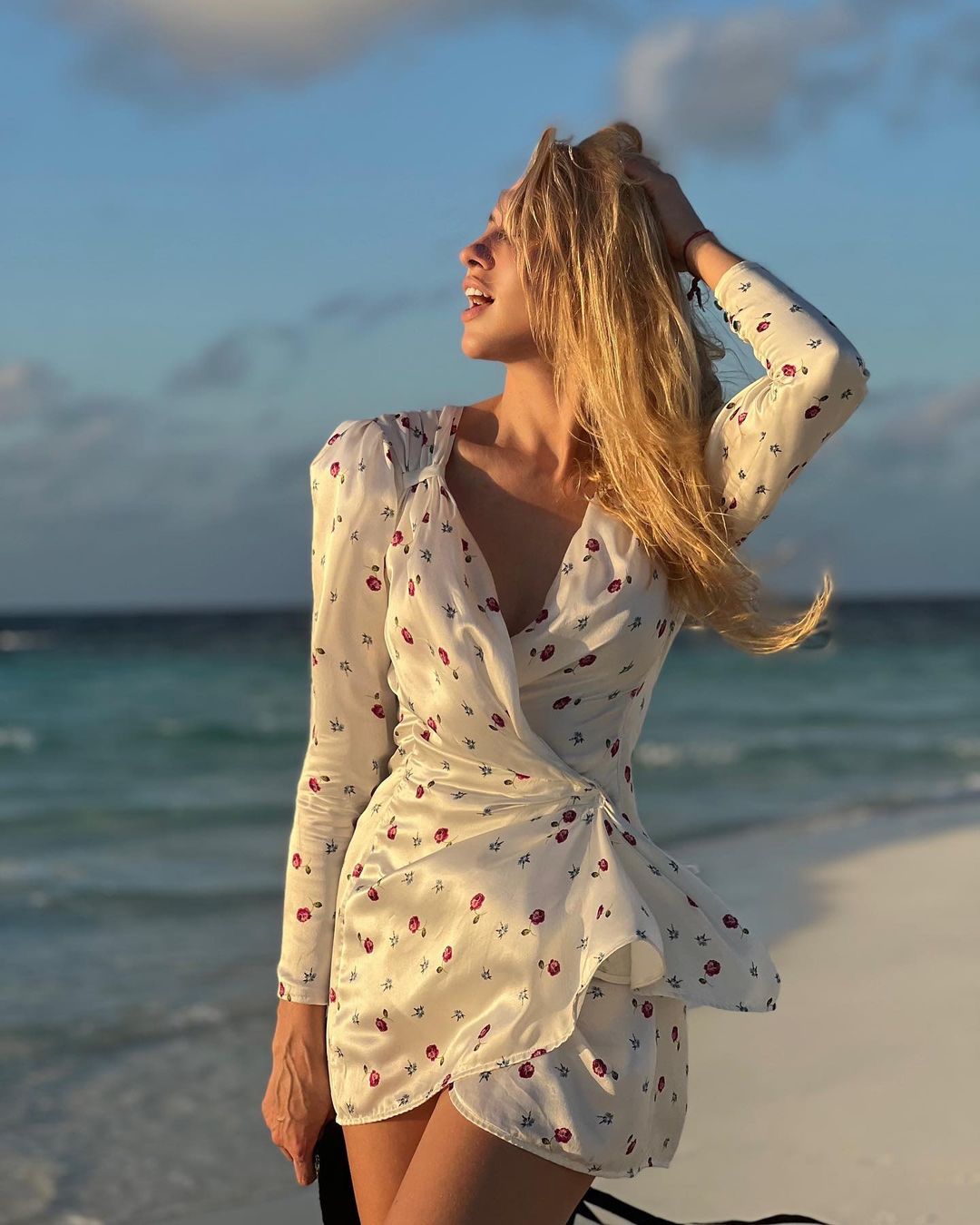 Оля Полякова вбила наповал фігурою в міні і показала рідкісне фото з чоловіком