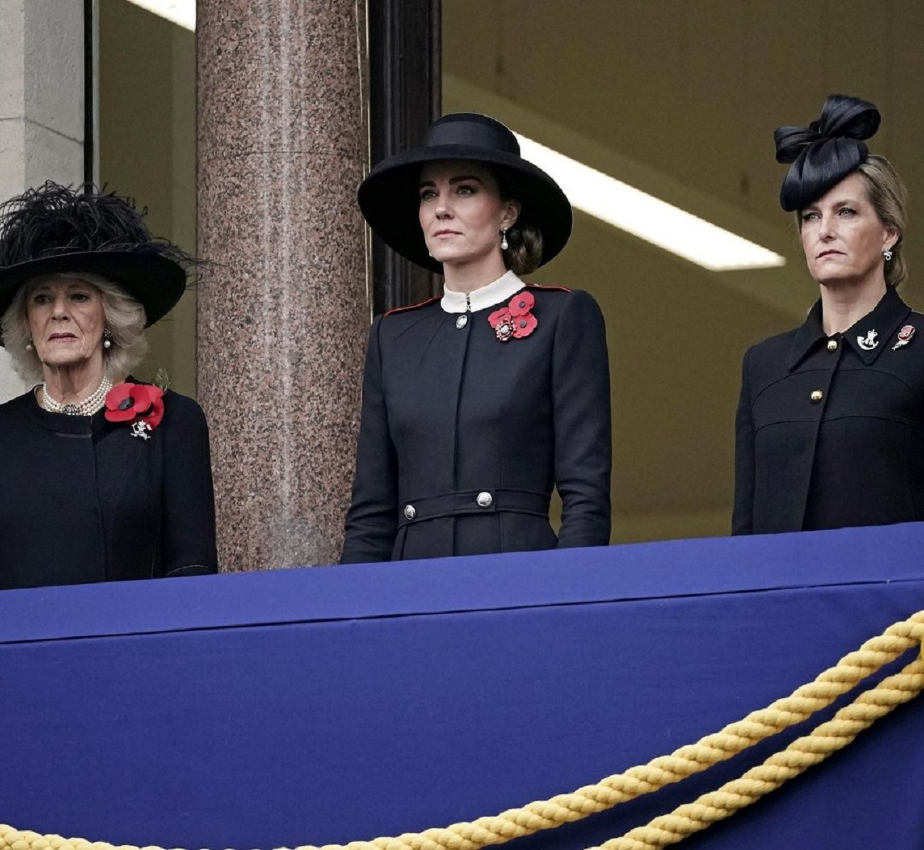 Королевский выход: Кейт Миддлтон в платье-мундире и модной шляпке на торжественной церемонии