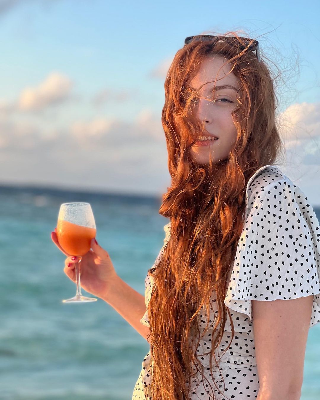 Оля Полякова вбила наповал фігурою в міні і показала рідкісне фото з чоловіком