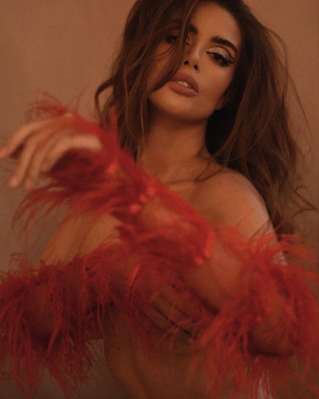 У цьому йти не можна: 5 невдалих нарядів для корпоративу, від яких краще відмовитись