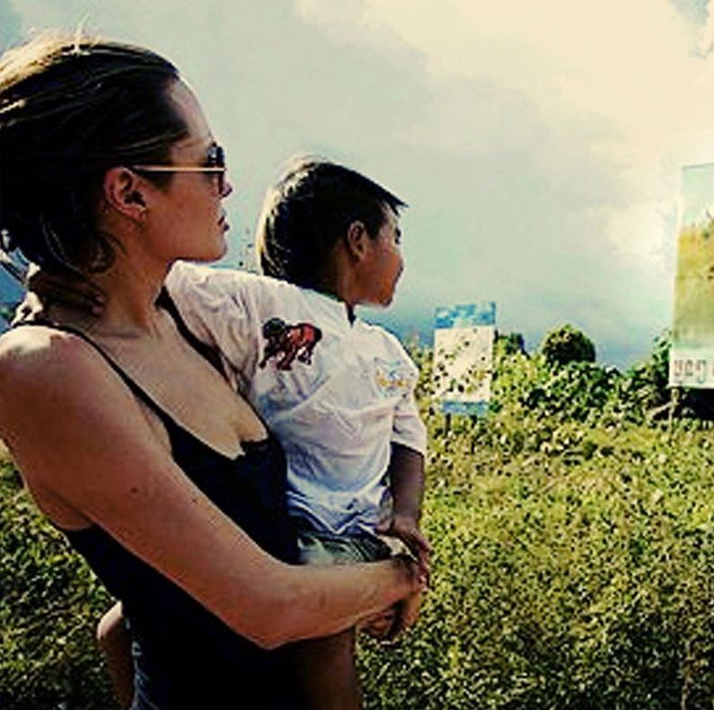 Безпрограшний варіант: Анджеліна Джолі показала, як носити сукню-комбінацію