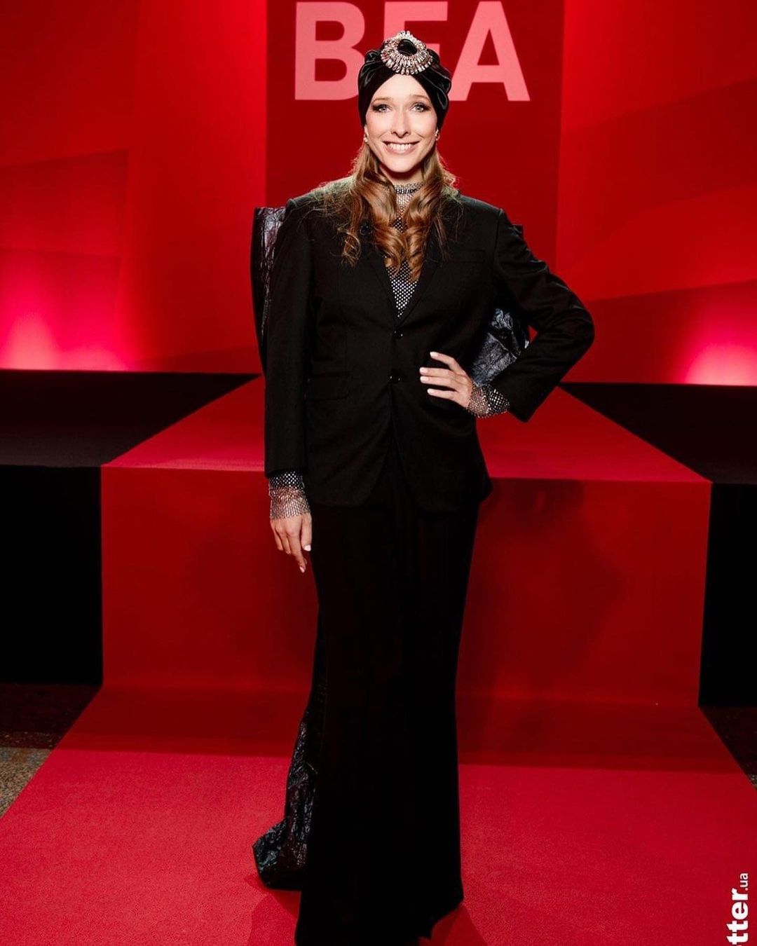 Катя Осадча в стильному образі від українського дизайнера зачарувала мережу: дух захоплює