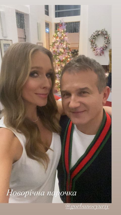 Свято наближається: Горбунов з Осадчою зачарували сімейним фото під ялинкою