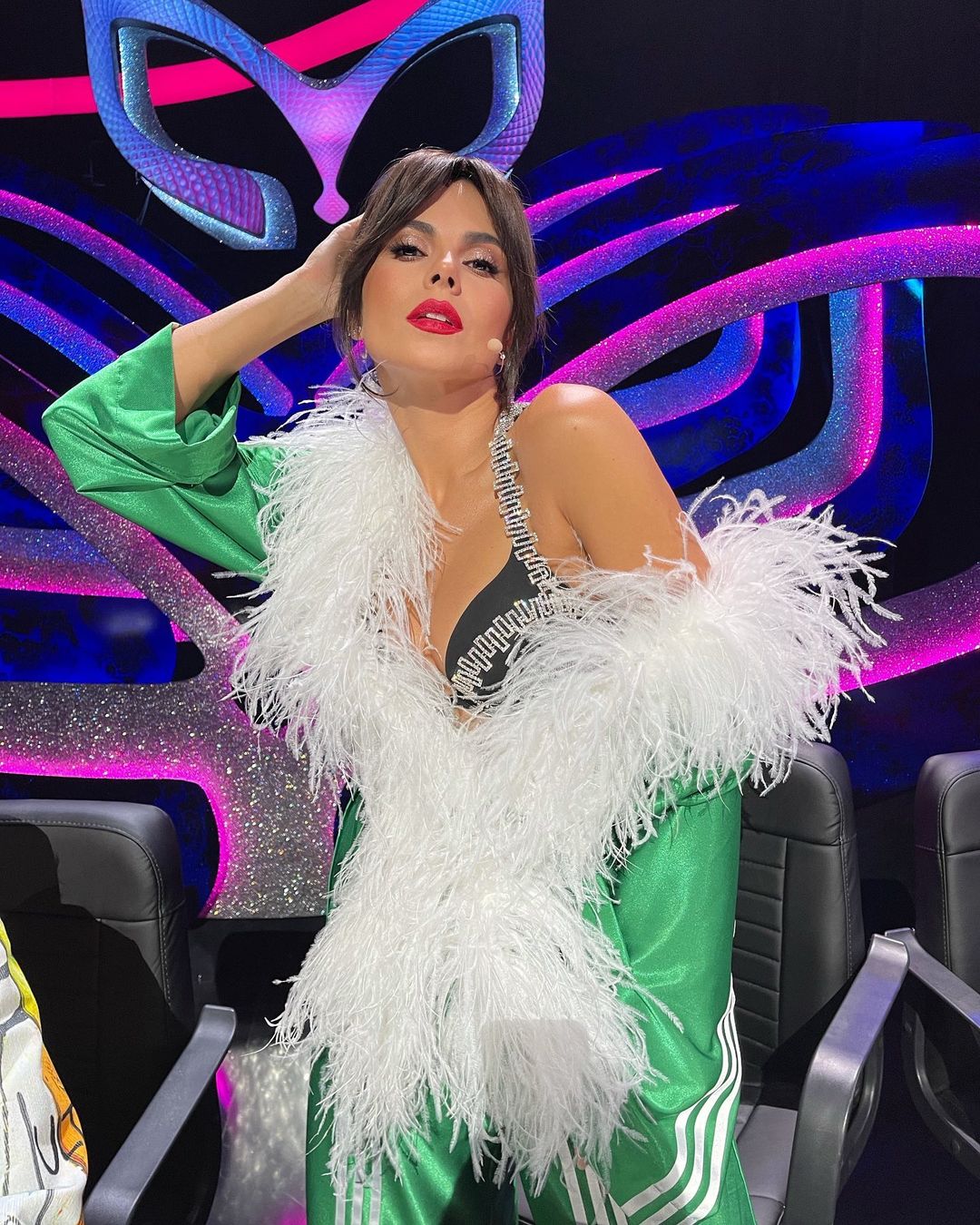 Настю Каменських у незвичайному вбранні з пір'ям порівняли з Ані Лорак