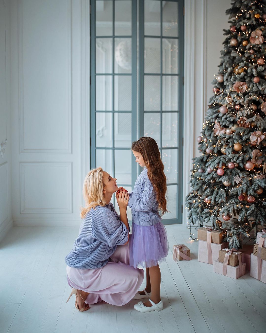 Лілія Ребрик підкорила атмосферною новорічною фотосесією з сім'єю в стилі family-look