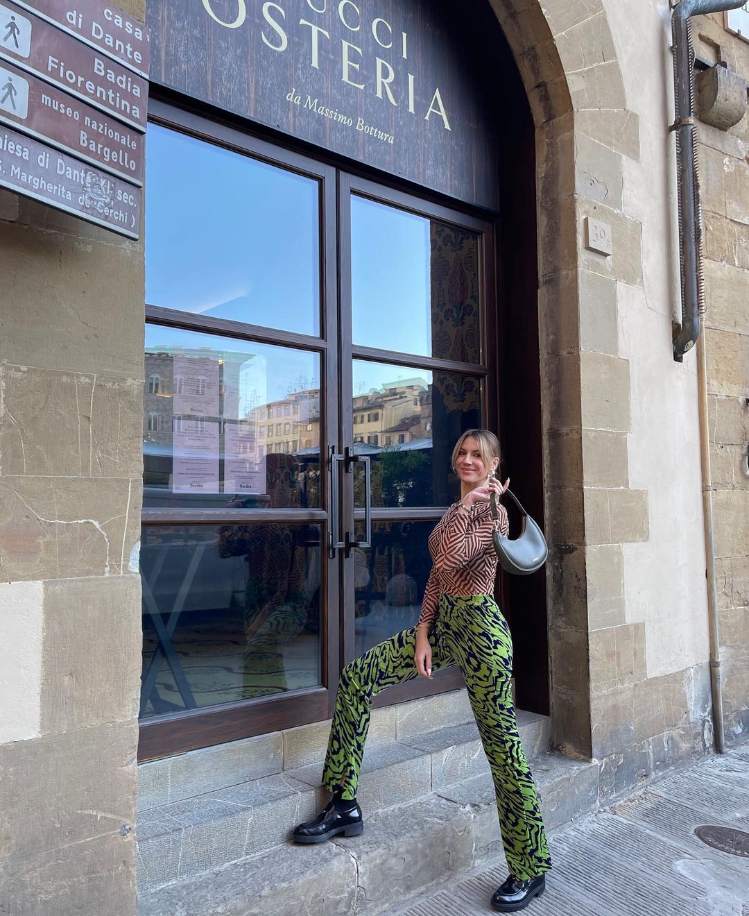 Дорого, смачно, мало: Леся Нікітюк в строкатому образі сходила в ресторан Gucci в Італії
