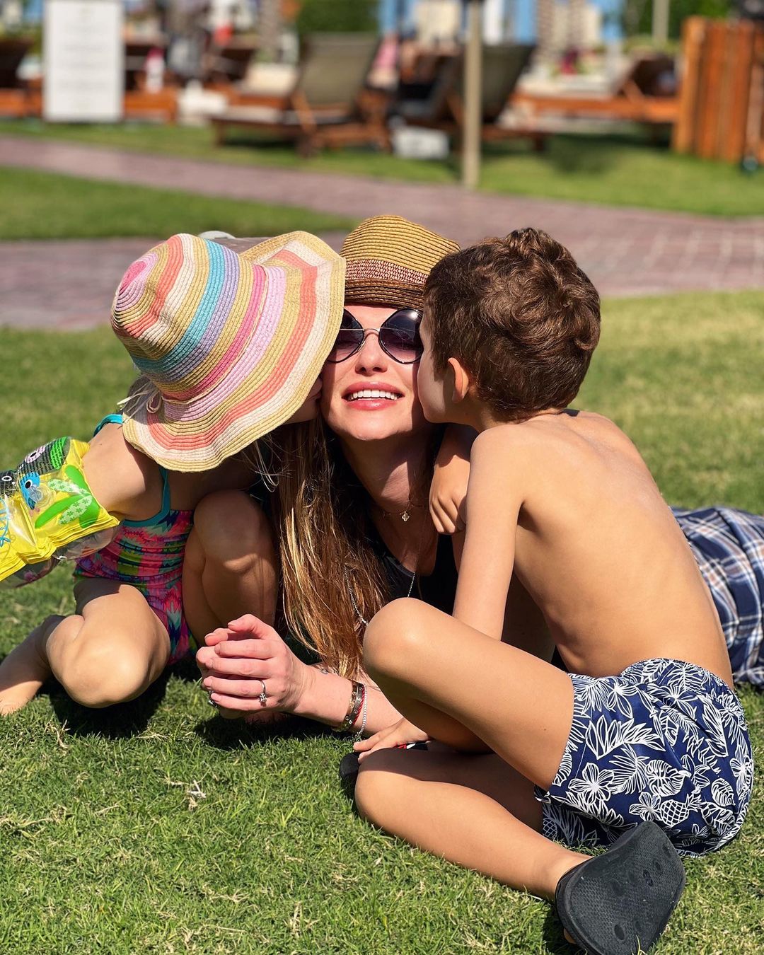 Так виглядає щастя: на тлі скандалу з екс-колегою Слава Камінська полетіла на відпочинок з дітьми