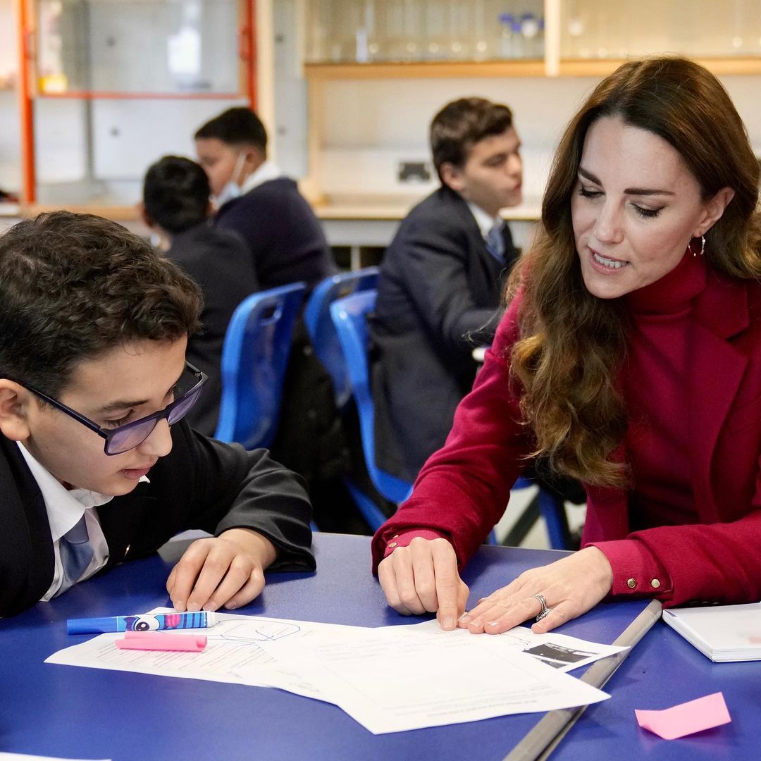 От серых будней: Кейт Миддлтон удачно разбавила базовый образ малиновым пальто