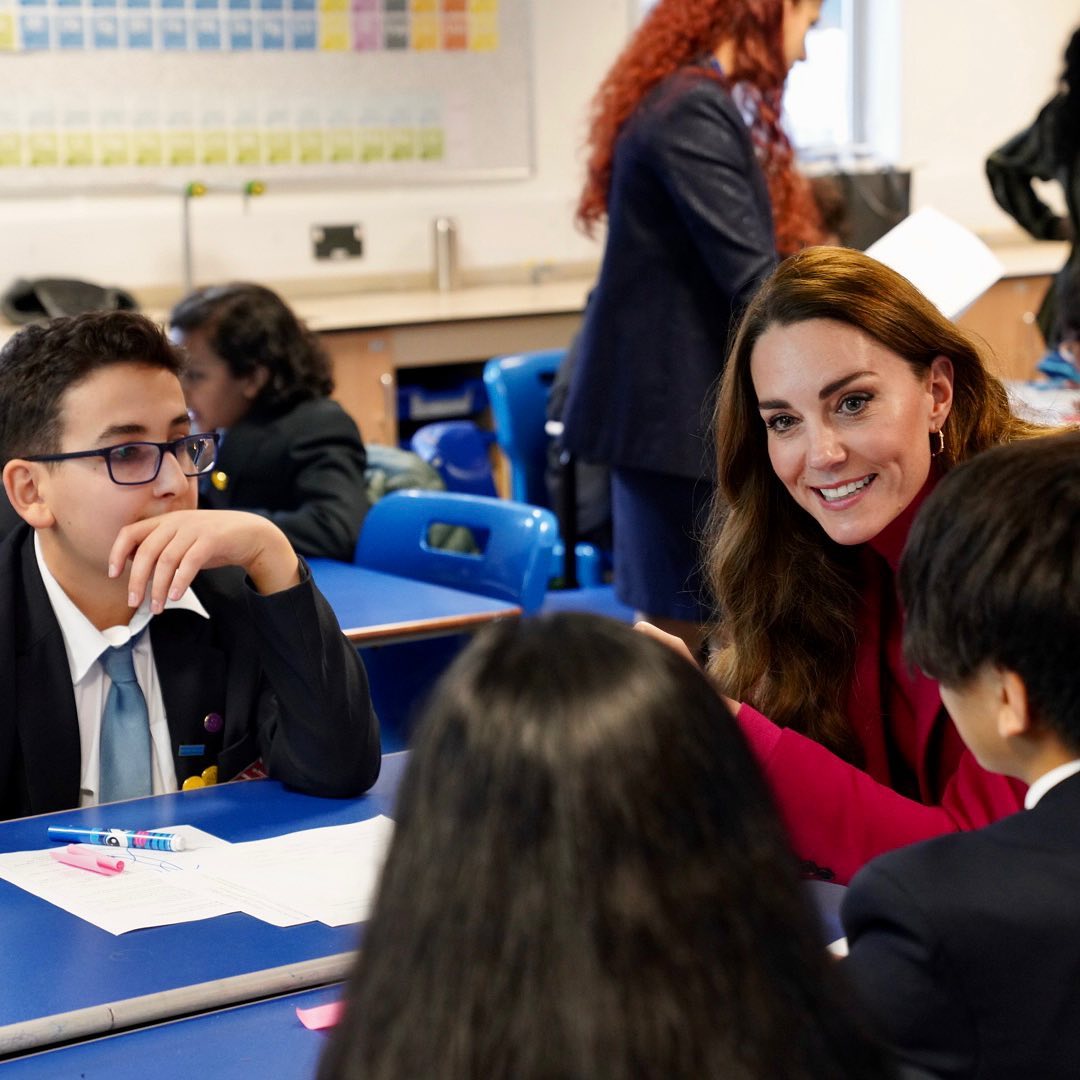 От серых будней: Кейт Миддлтон удачно разбавила базовый образ малиновым пальто