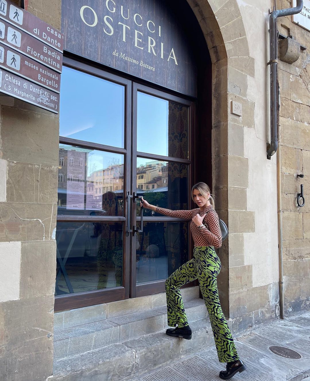 Дорого, смачно, мало: Леся Нікітюк в строкатому образі сходила в ресторан Gucci в Італії