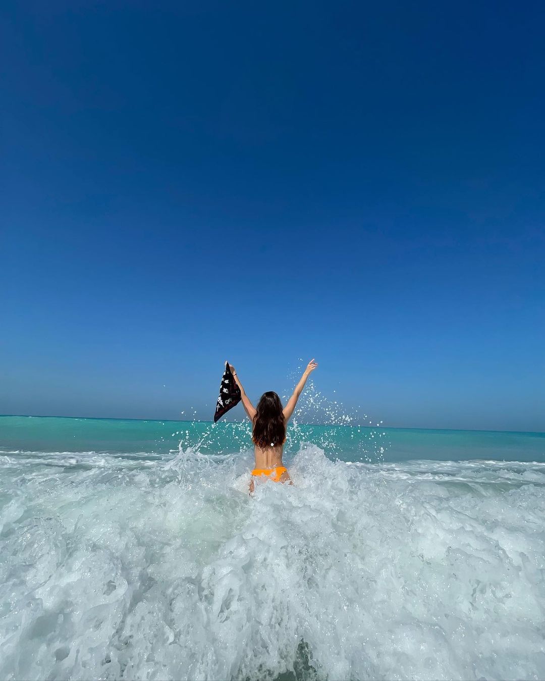 Юлія Саніна підкорила яскравими фото з сімейного відпочинку в "райському містечку"