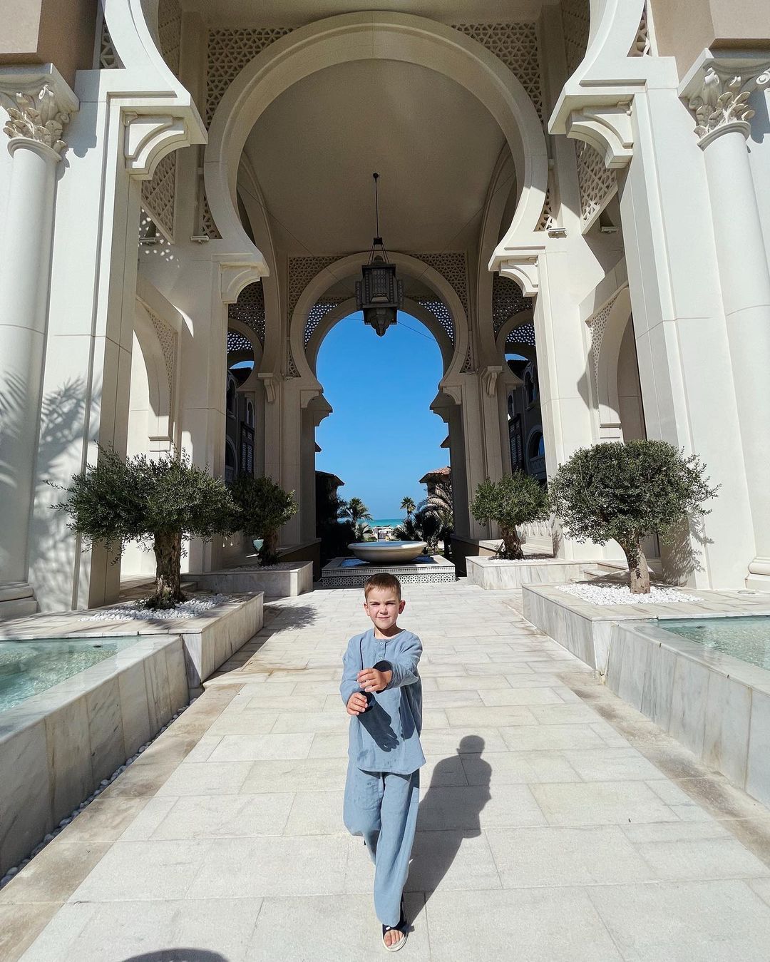 Юлія Саніна підкорила яскравими фото з сімейного відпочинку в "райському містечку"