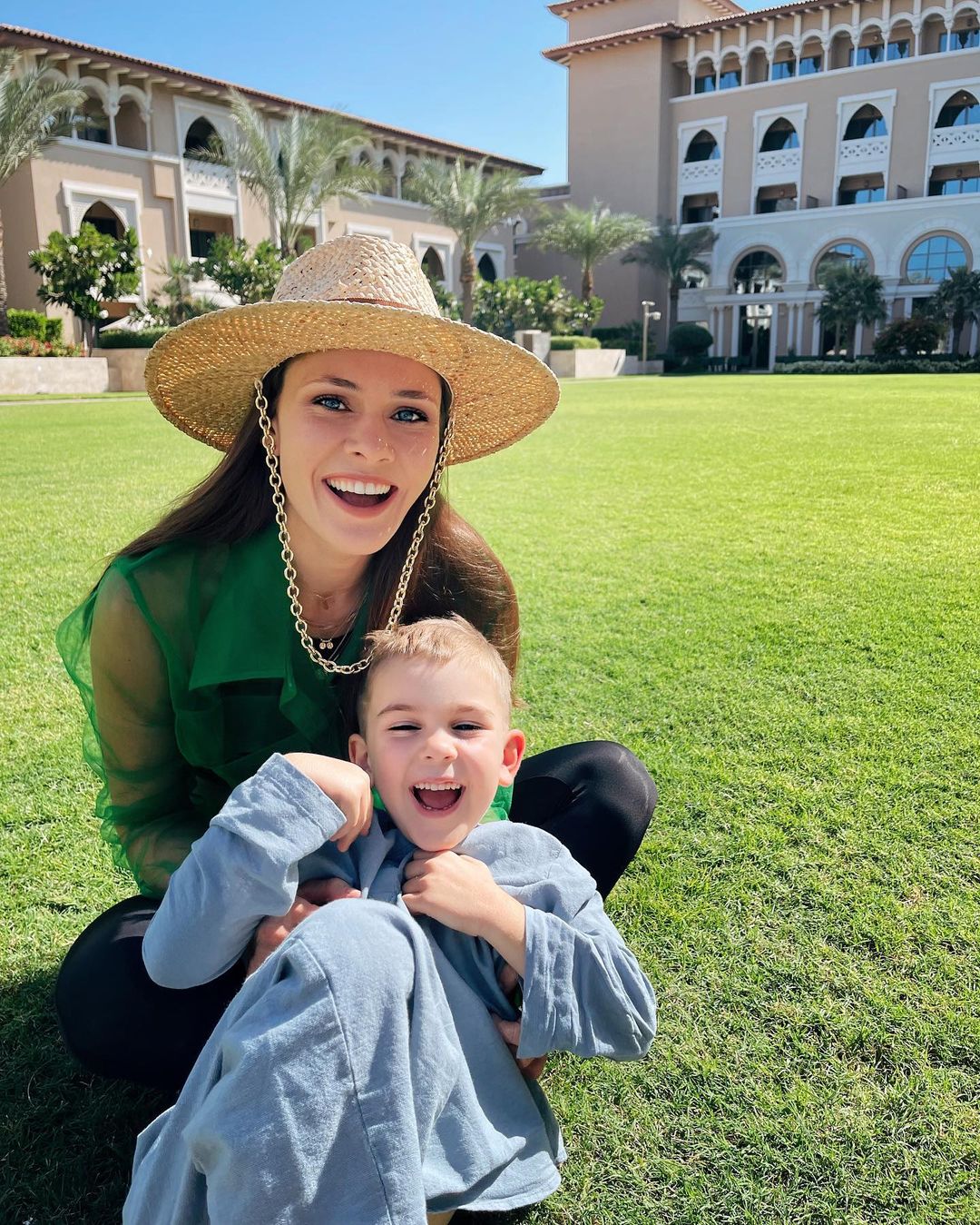 Юлія Саніна підкорила яскравими фото з сімейного відпочинку в "райському містечку"