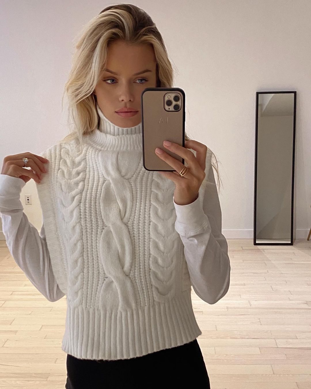 Новый тренд из прошлого: знаменитости демонстрируют, как носить жилет в 2022 (фото)