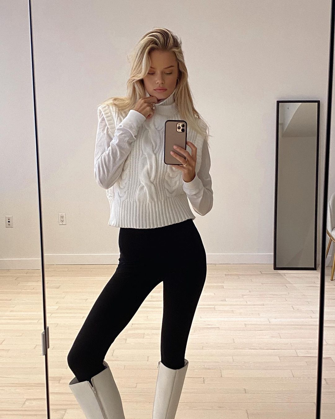 Новый тренд из прошлого: знаменитости демонстрируют, как носить жилет в 2022 (фото)