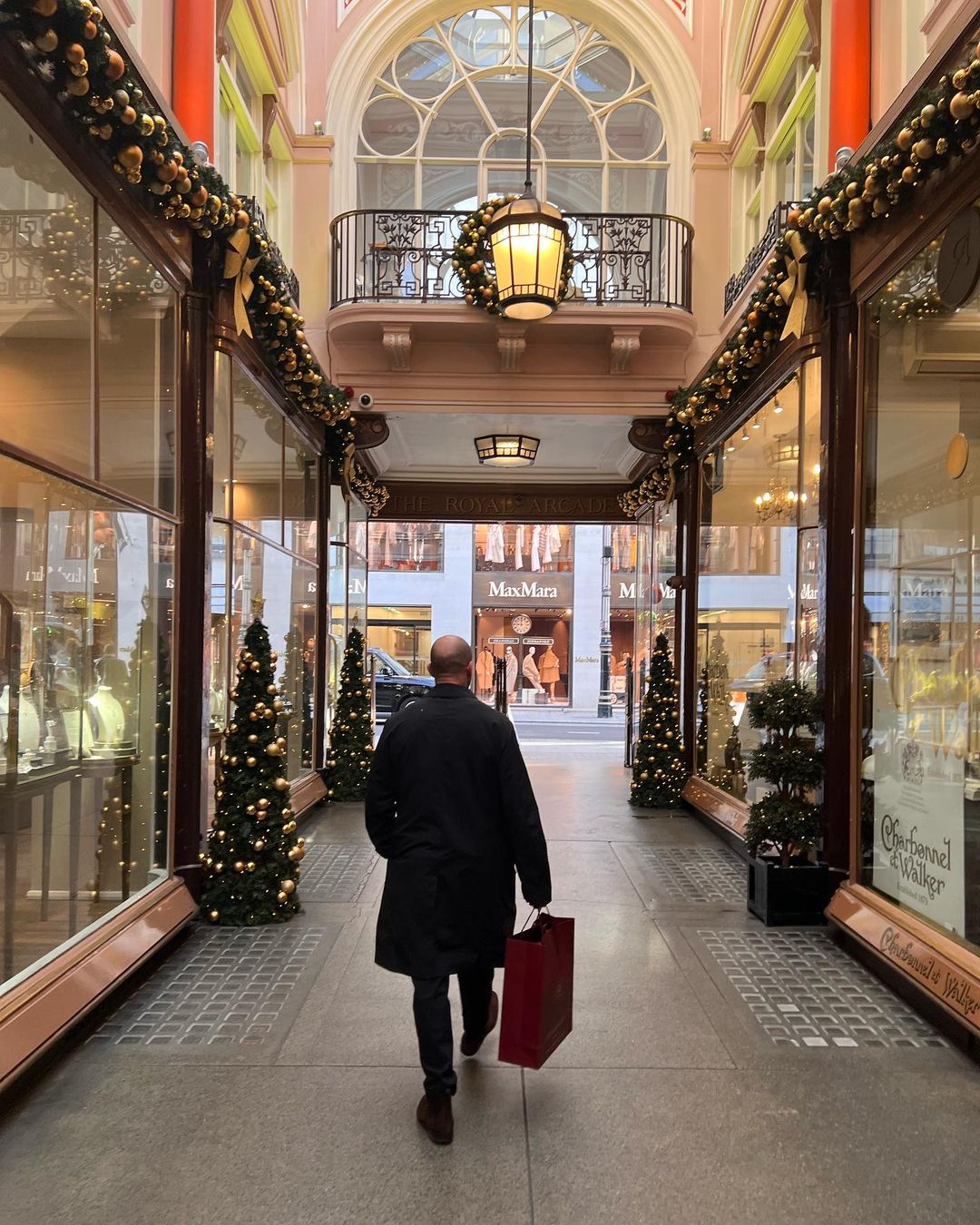 Роузі Хантінгтон-Уайтлі похвалилася розкішною обручкою від Джейсона Стетхема: нарешті весілля?