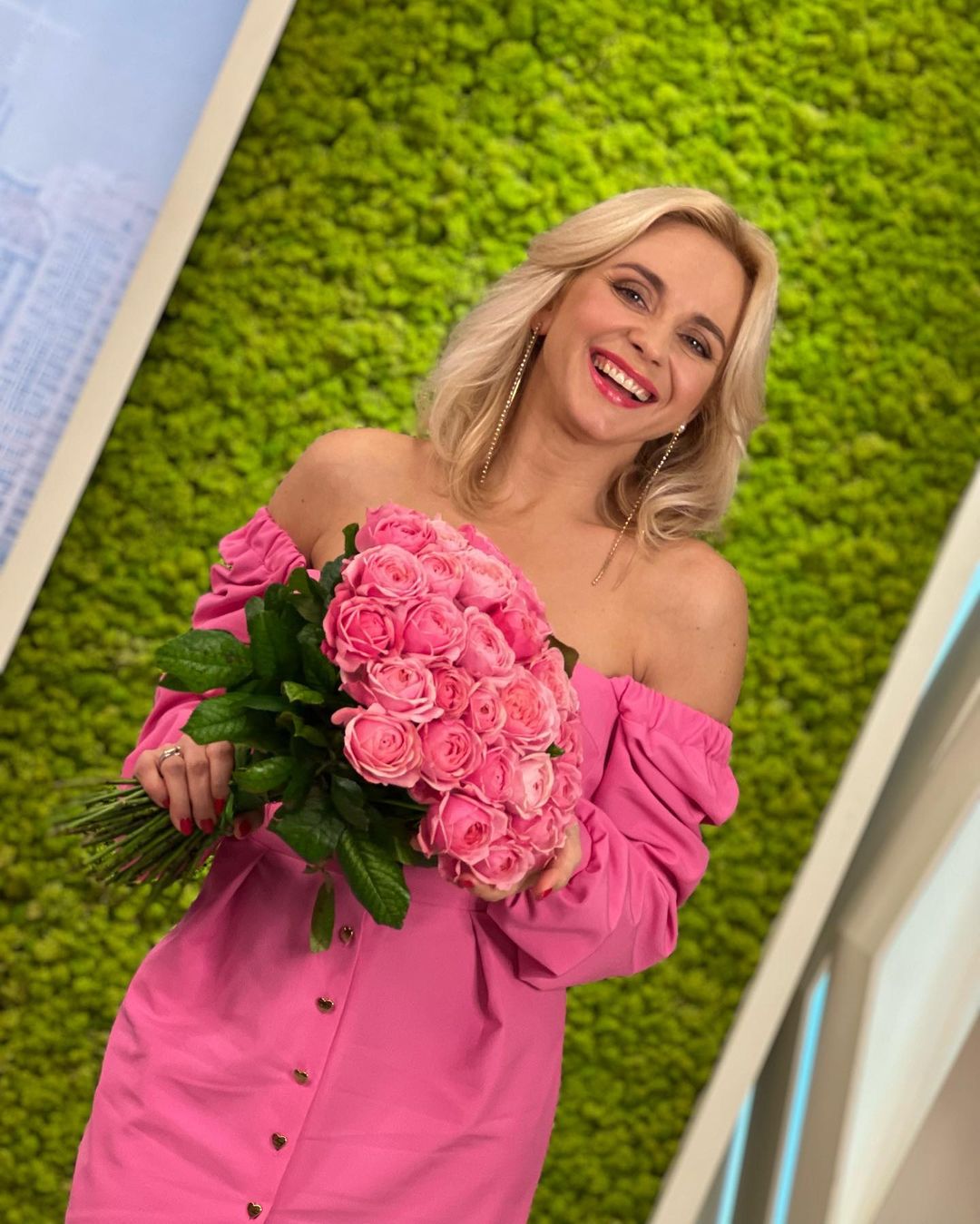 Блондинка в законе: эффектная Ребрик в ярком наряде раздразнила аппетитным декольте