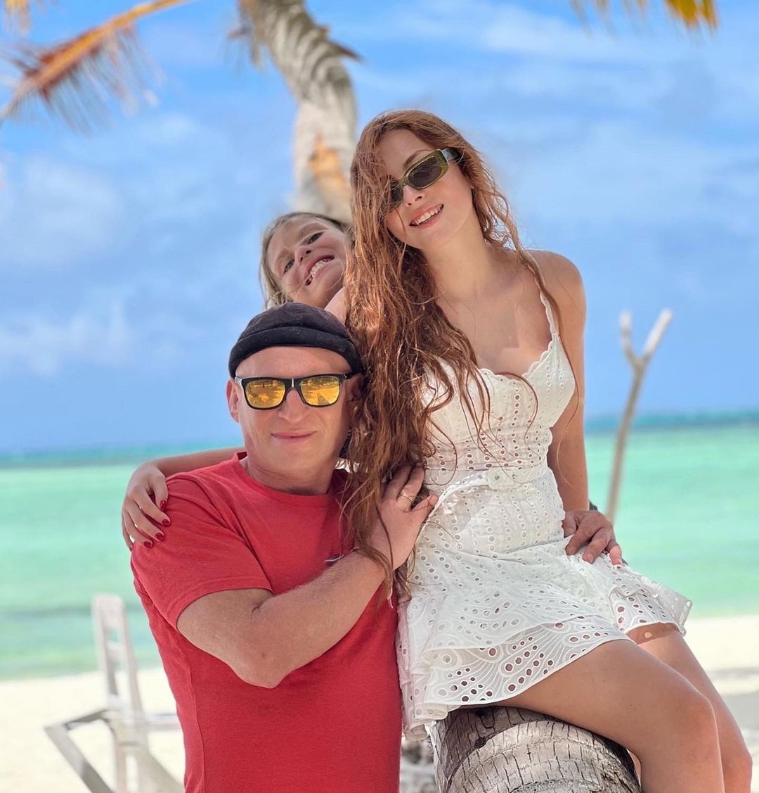 Оля Полякова зачарувала рідкісними фото з чоловіком і доньками: &quot;тато красень&quot;