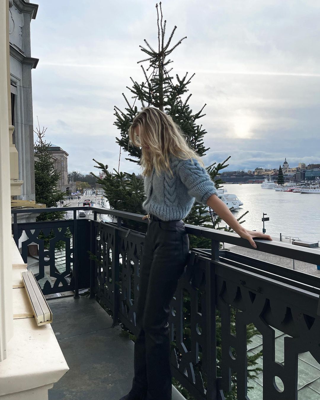 Время волшебства: как Ким Кардашьян, Бритни Спирс, Эльза Хоск и другие звезды украсили дом к Рождеству