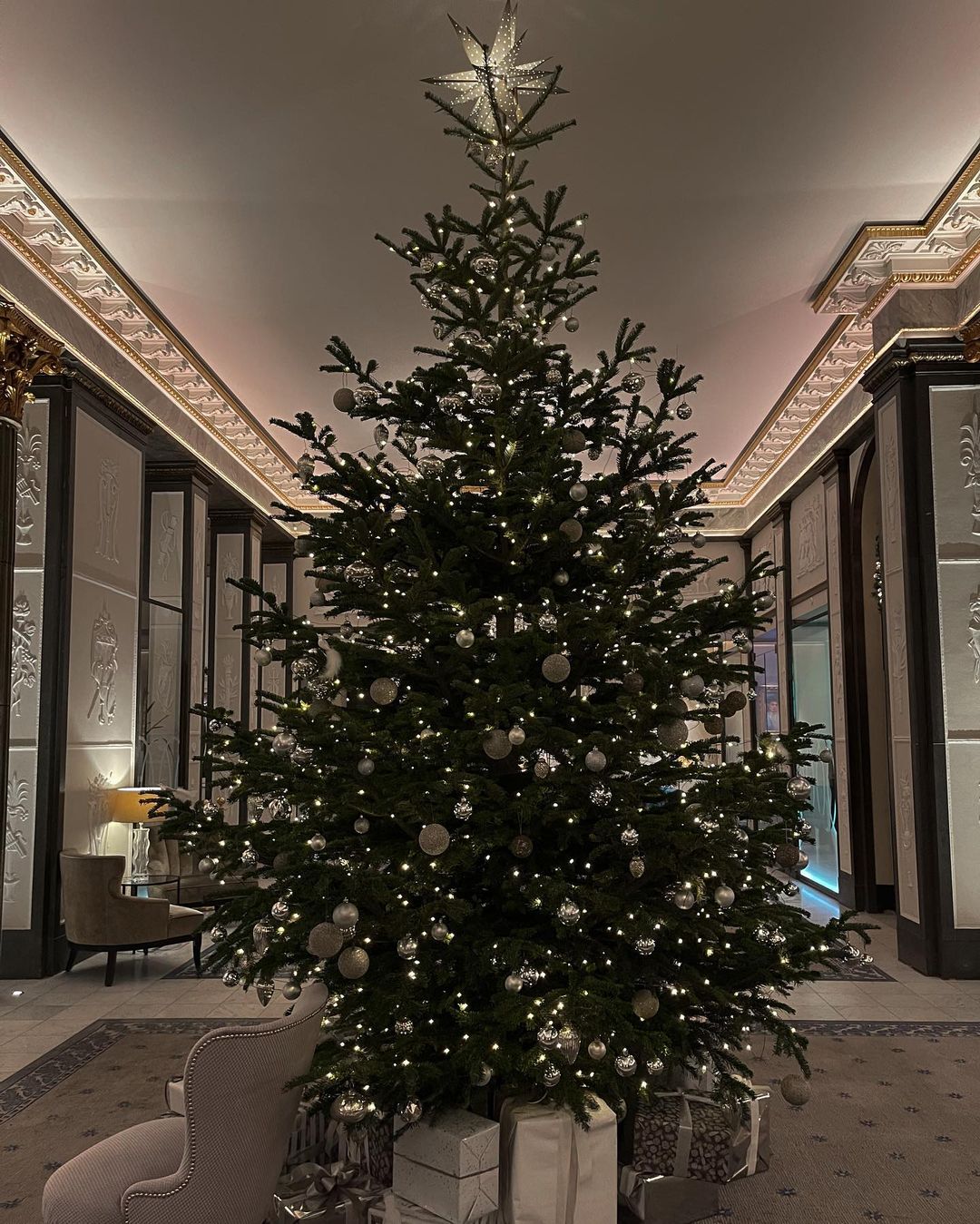 Время волшебства: как Ким Кардашьян, Бритни Спирс, Эльза Хоск и другие звезды украсили дом к Рождеству