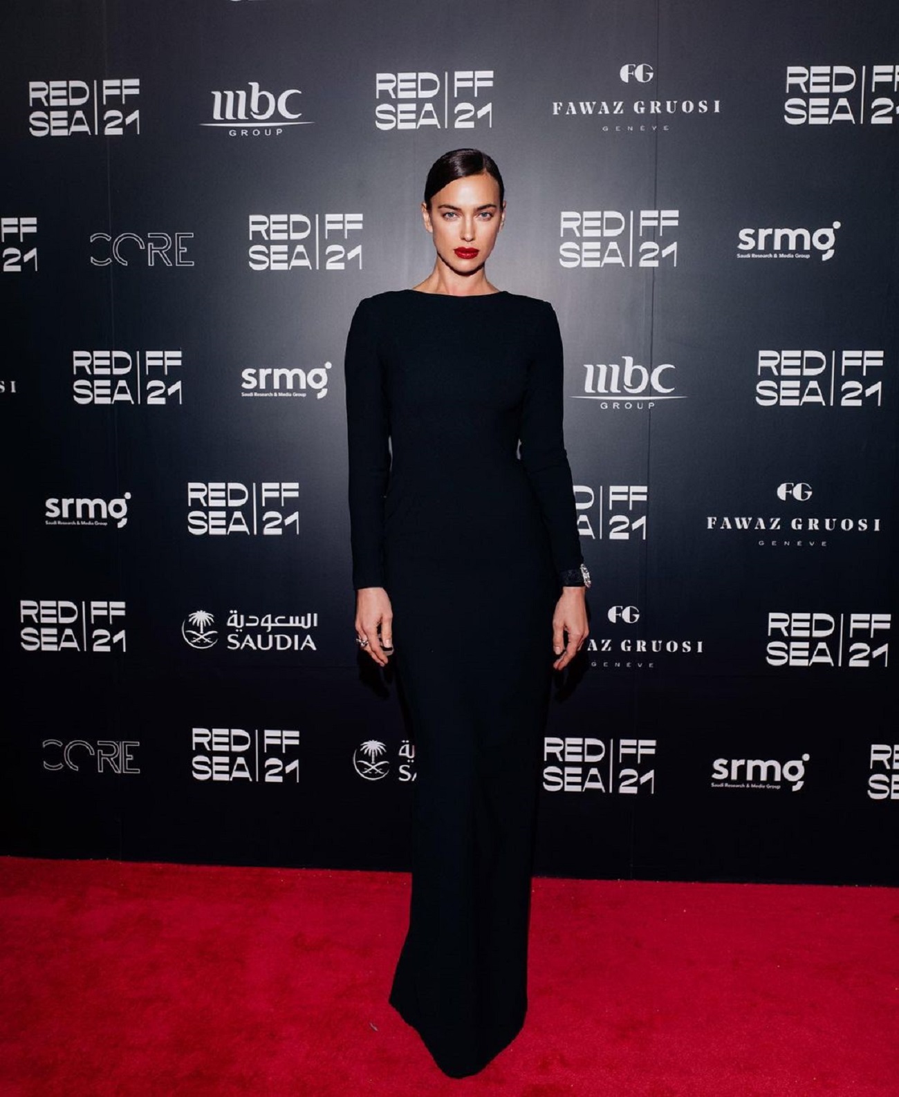 На смену &quot;голому&quot;: Ким Кардашьян, Тина Кунаки и другие показывают, как носить ультрамодное &quot;глухое&quot; платье