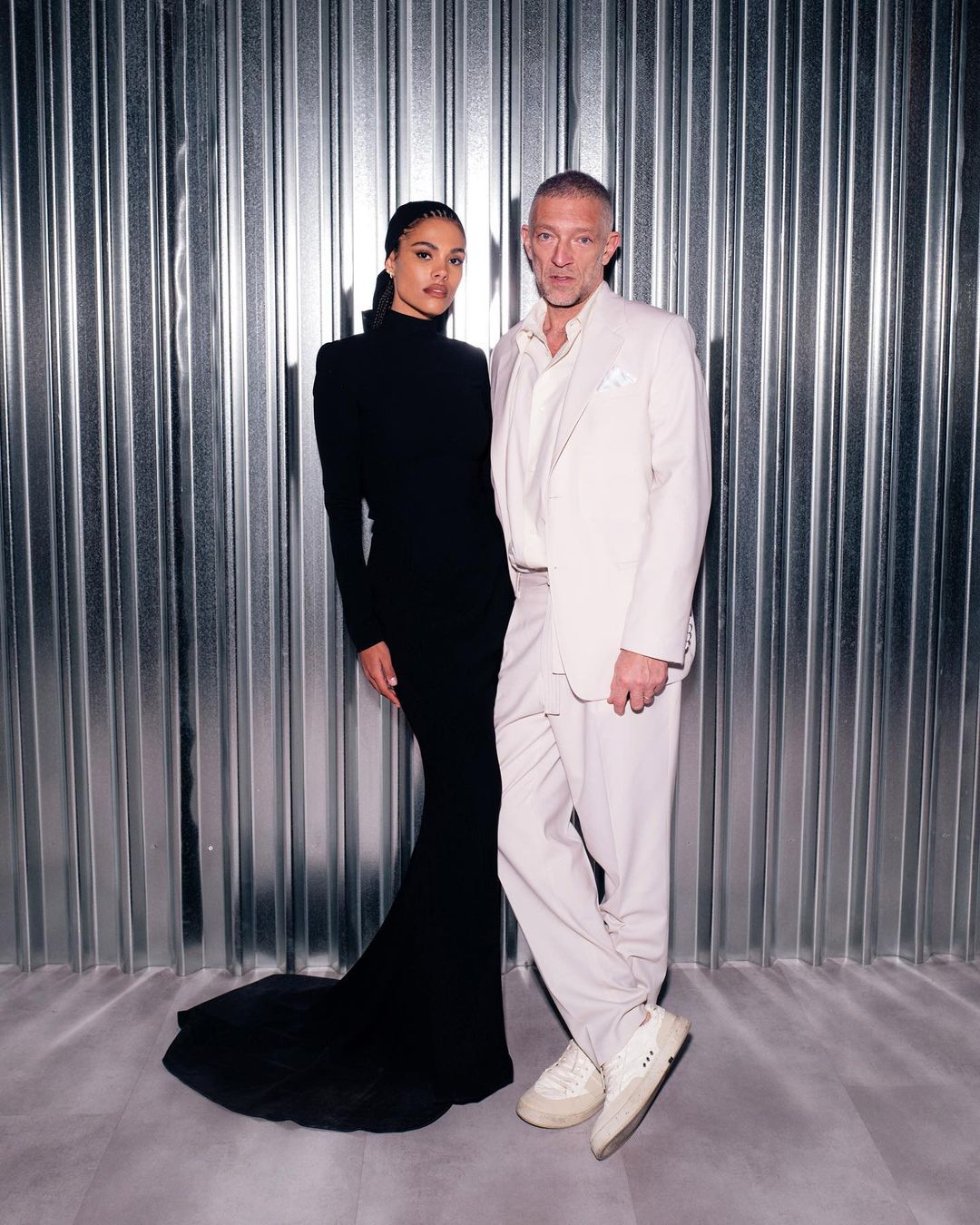 На смену &quot;голому&quot;: Ким Кардашьян, Тина Кунаки и другие показывают, как носить ультрамодное &quot;глухое&quot; платье