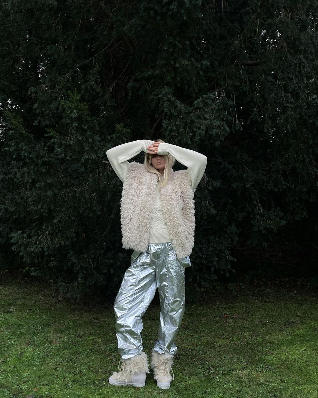 Новый тренд из прошлого: знаменитости демонстрируют, как носить жилет в 2022 (фото)