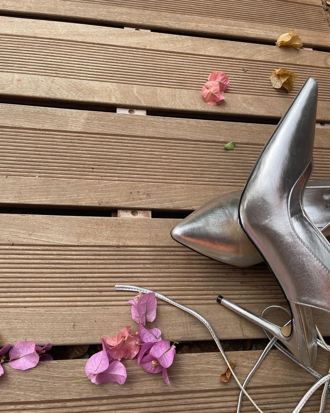 Минутка самолюбования: Никитюк в микрошортах и топе без белья похвасталась бесконечными ногами