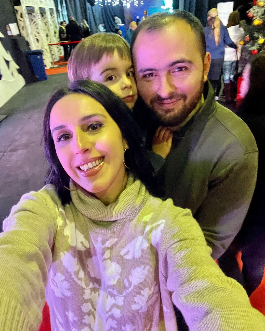 Джамала умилила редким семейным выходом в свет: "Эмирка взрослый такой"