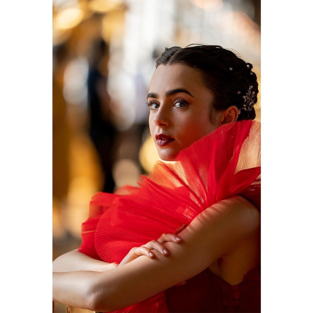 Для самых смелых: топ-10 ярких образов из нового сезона "Эмили в Париже"