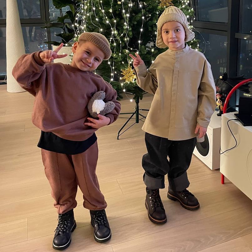 MONATIK показал, как сыновья готовятся к Новому году: "один мамин, а другой папин"