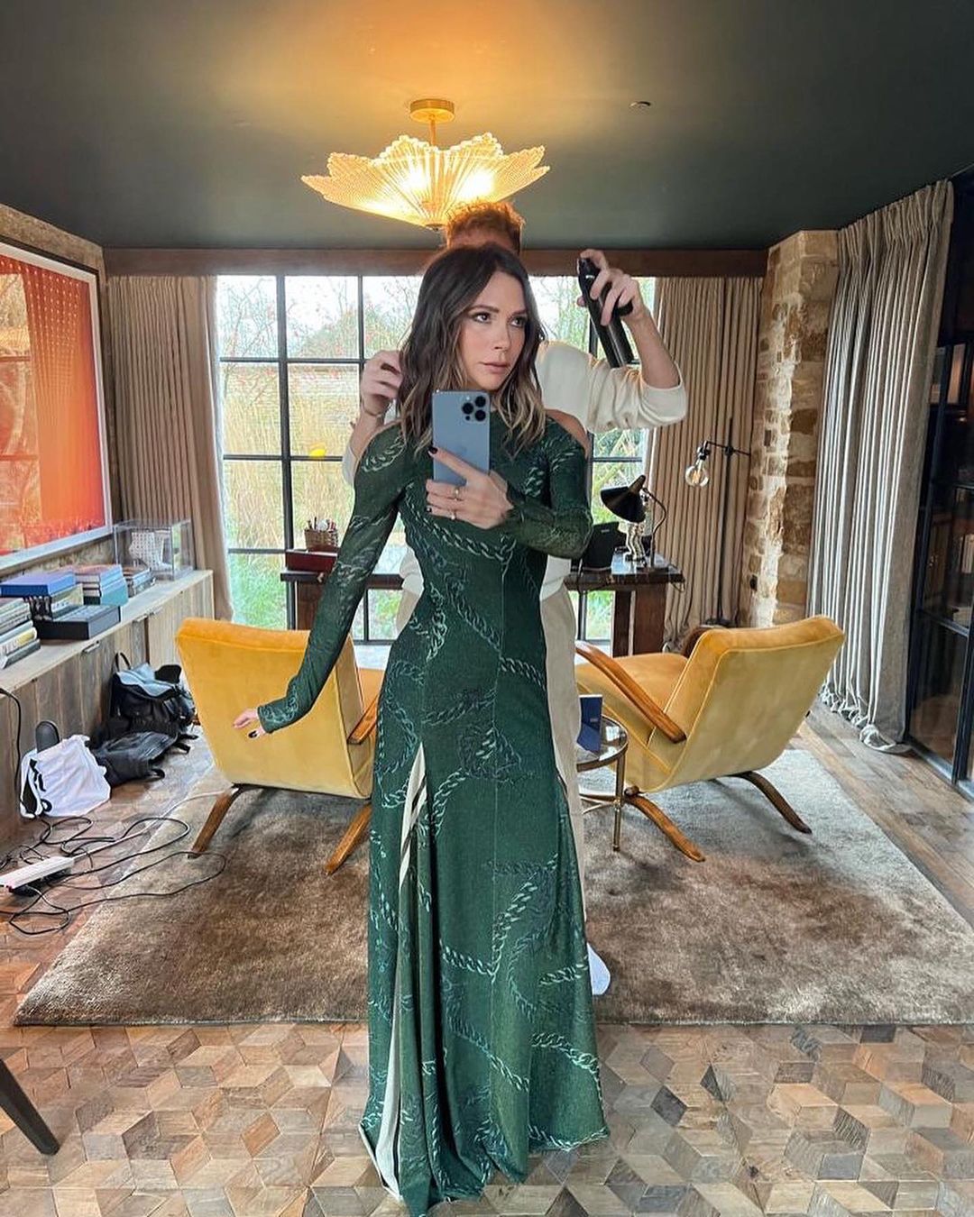 Вікторія Бекхем показала ідеальне плаття на вечір в найактуальнішому відтінку зими