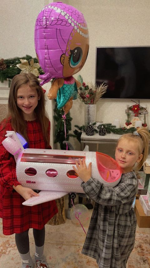 В кругу семьи: Никитюк в милых носочках похвасталась подарком от Святого Николая