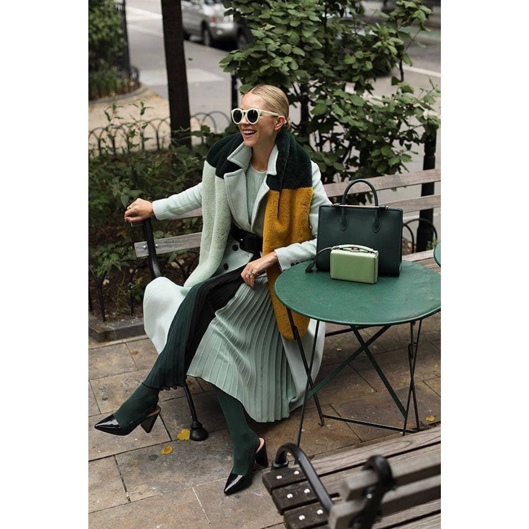 Модные секреты: стилист научила правильно носить колготки зимой