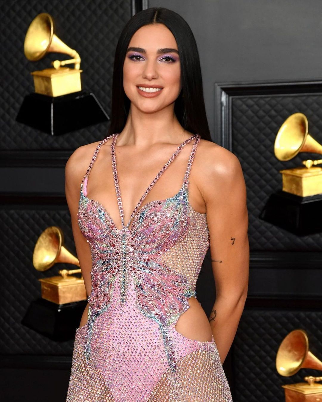 Анджелина Джоли, Дуа Липа, Зендая и другие в роскошных нарядах от Versace: от вечерних платьев до сексуальных костюмов