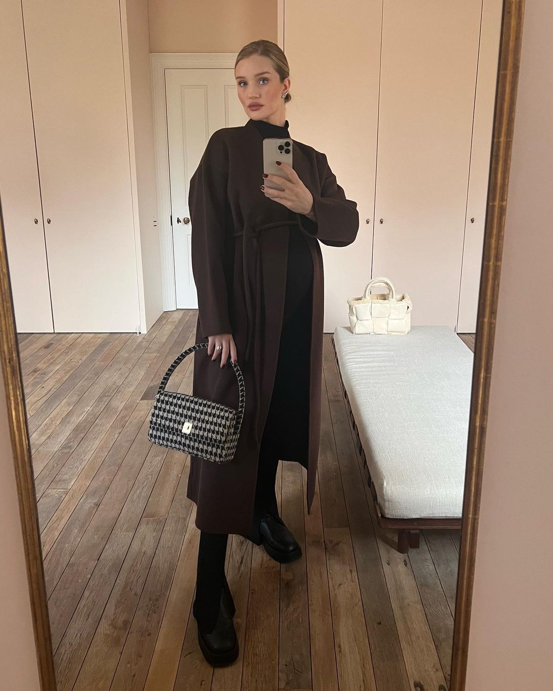 Що і з чим носити: Роузі Хантінгтон-Уайтлі показала найстильніші варіанти верхнього одягу цієї зими