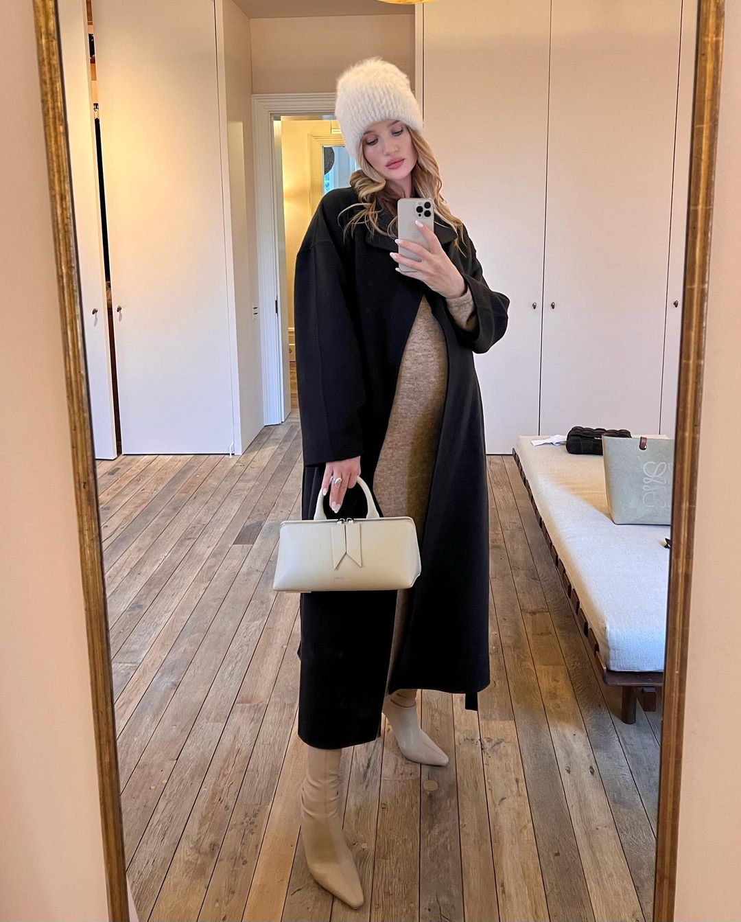 Що і з чим носити: Роузі Хантінгтон-Уайтлі показала найстильніші варіанти верхнього одягу цієї зими