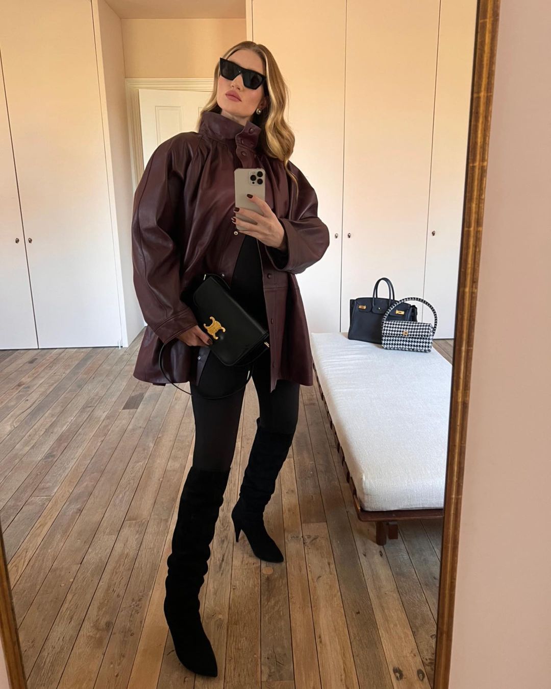 Що і з чим носити: Роузі Хантінгтон-Уайтлі показала найстильніші варіанти верхнього одягу цієї зими