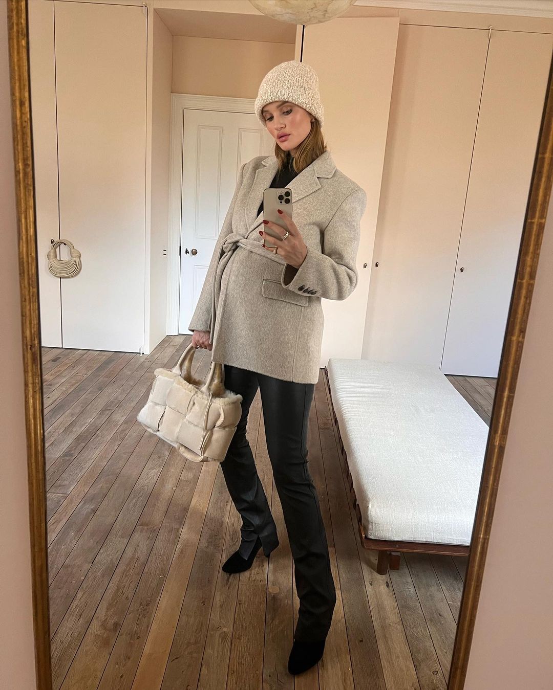 Що і з чим носити: Роузі Хантінгтон-Уайтлі показала найстильніші варіанти верхнього одягу цієї зими