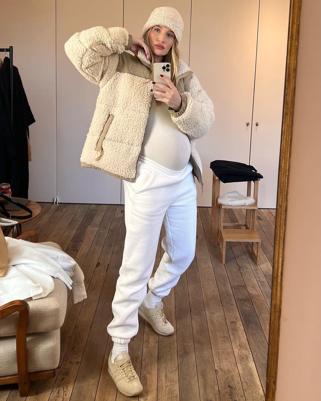 Що і з чим носити: Роузі Хантінгтон-Уайтлі показала найстильніші варіанти верхнього одягу цієї зими