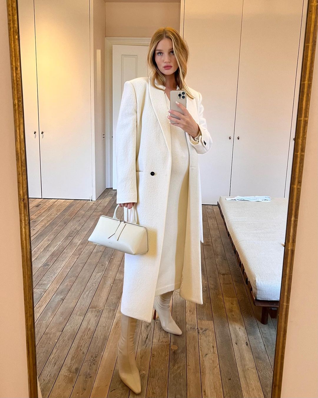 Що і з чим носити: Роузі Хантінгтон-Уайтлі показала найстильніші варіанти верхнього одягу цієї зими