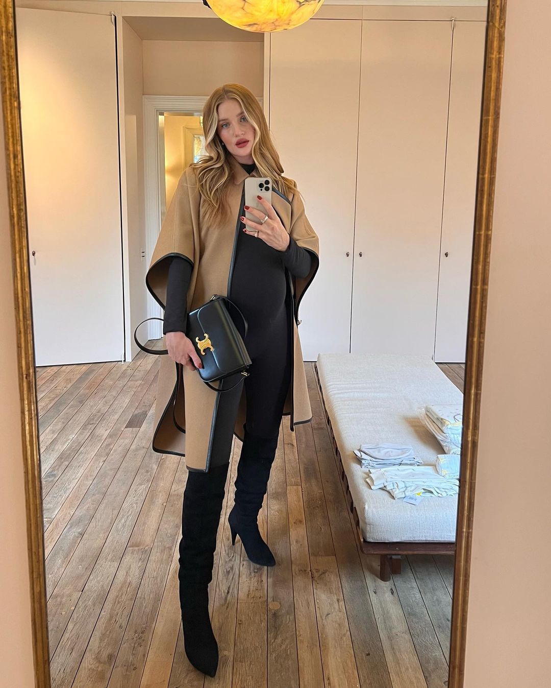 Що і з чим носити: Роузі Хантінгтон-Уайтлі показала найстильніші варіанти верхнього одягу цієї зими