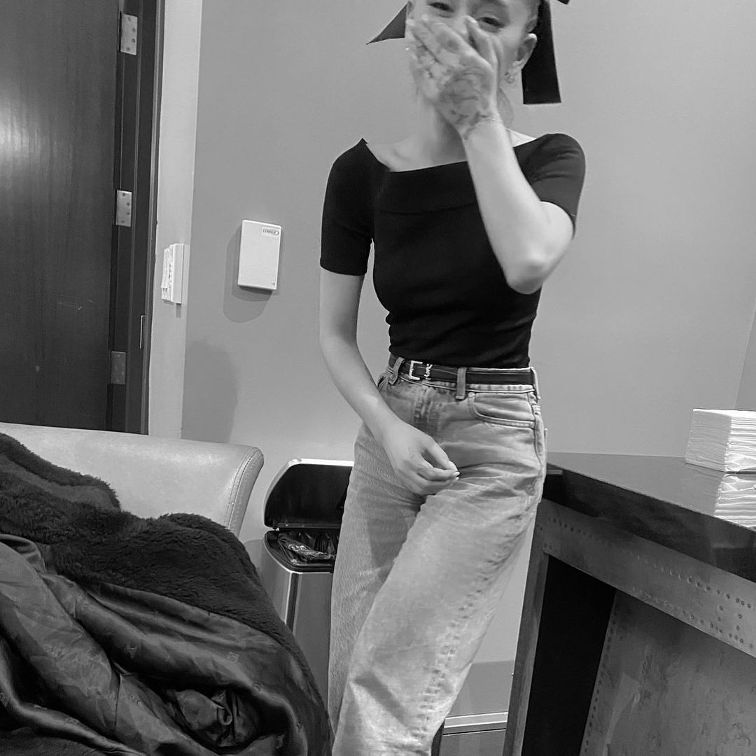 Срочно купить: самые модные джинсы 2022, которые носят Тина Кунаки, Хейли Бибер и другие звезды