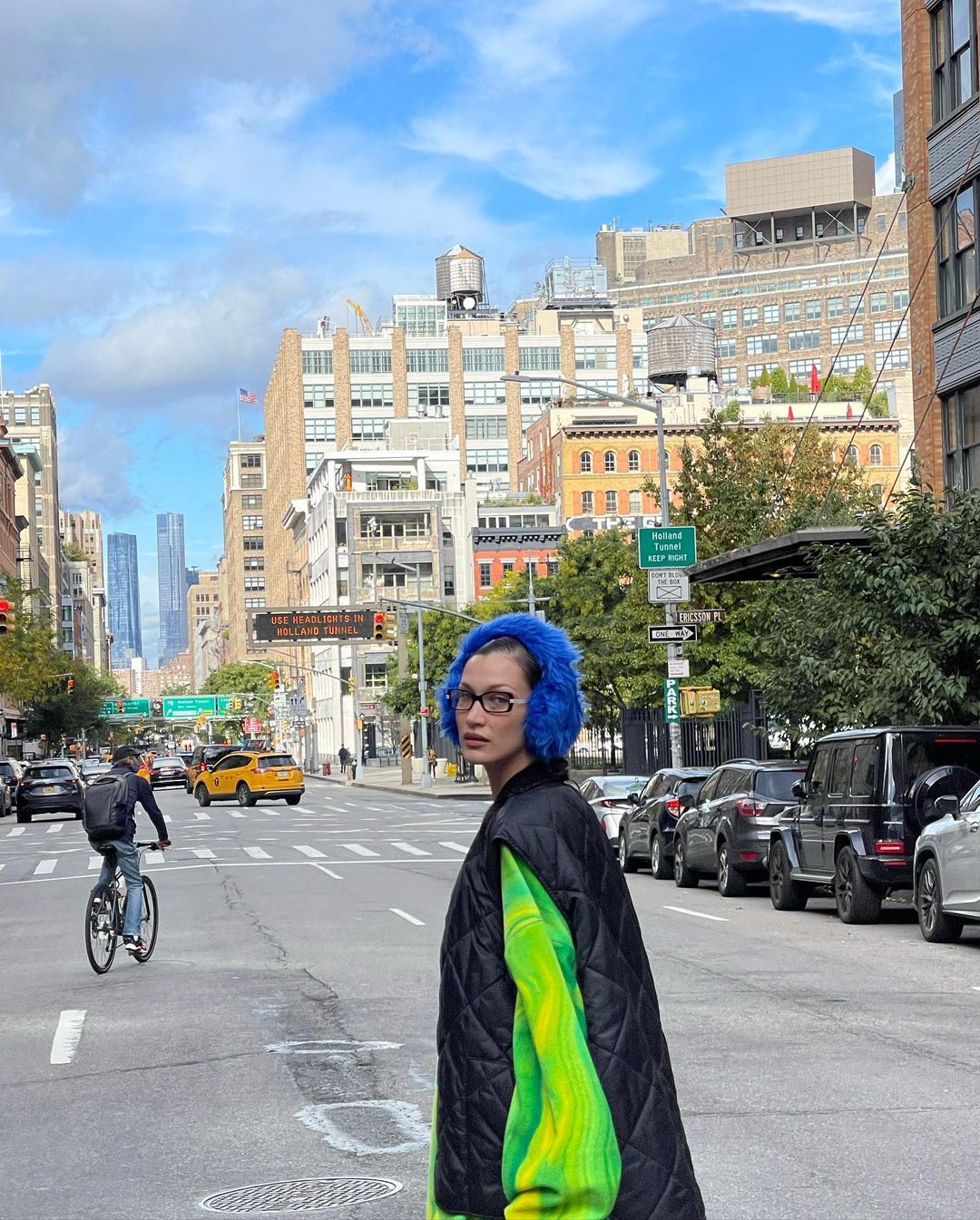 Белла Хадід показала наймоднішу альтернативу зимовій шапці: підійде всім