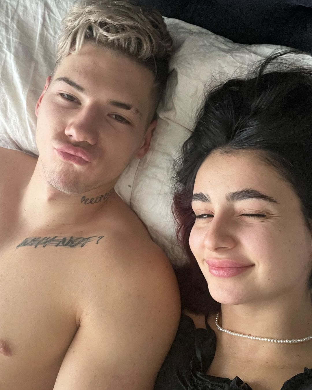 Без макіяжу в ліжку: Анна Трінчер вразила пікантним фотосетом з нареченим