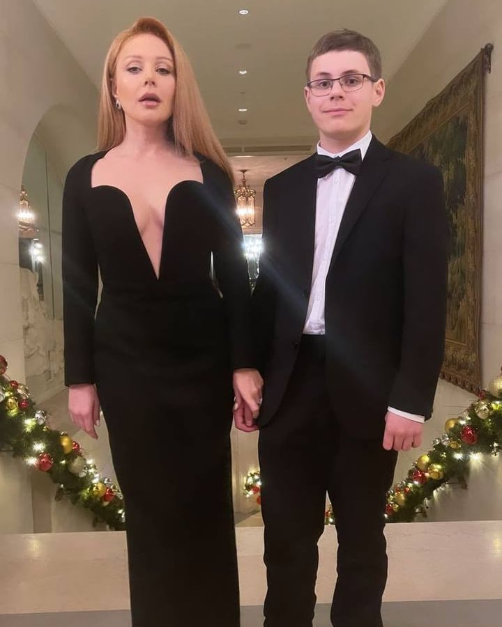 Який дорослий джентльмен: стильні Тіна Кароль з сином разом вийшли у світ