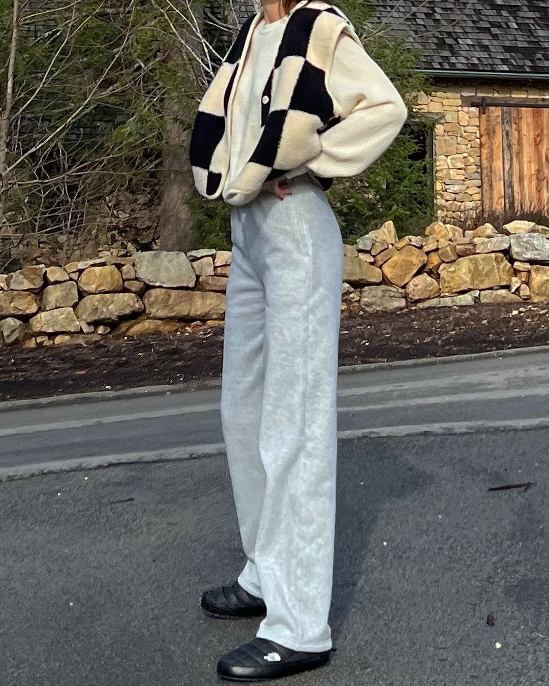 Новый тренд из прошлого: знаменитости демонстрируют, как носить жилет в 2022 (фото)