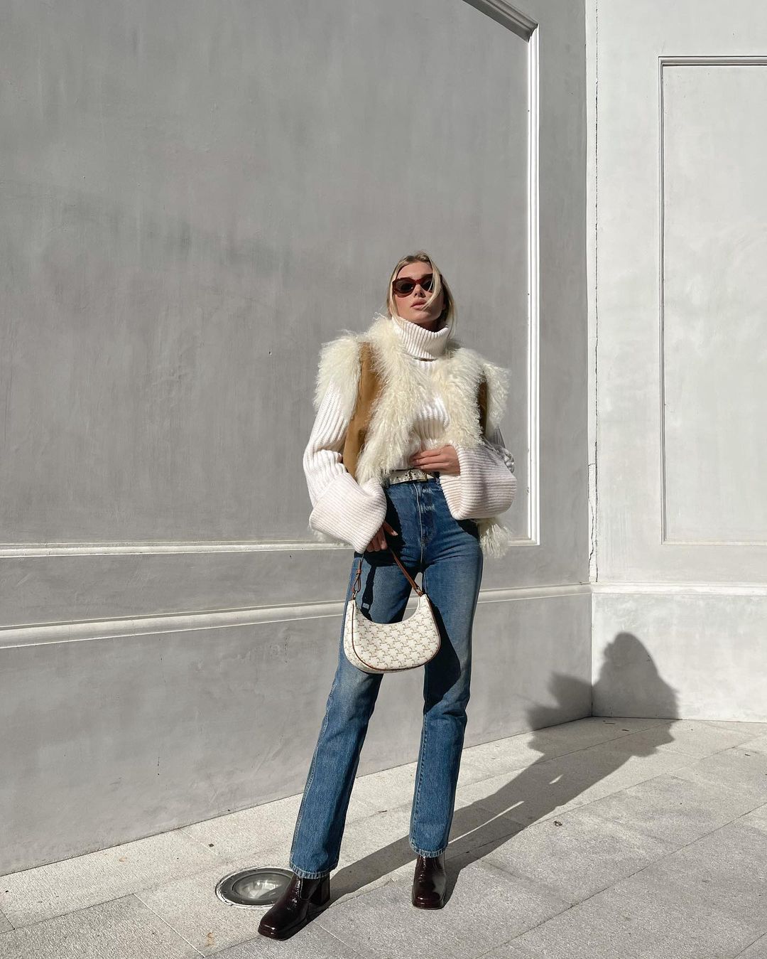 Новый тренд из прошлого: знаменитости демонстрируют, как носить жилет в 2022 (фото)