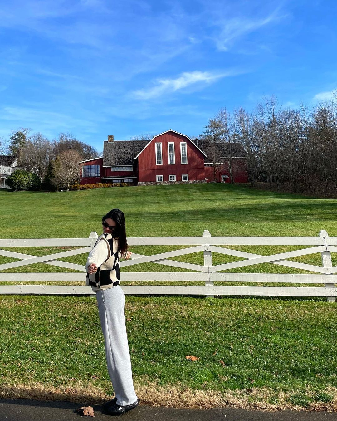 Новый тренд из прошлого: знаменитости демонстрируют, как носить жилет в 2022 (фото)