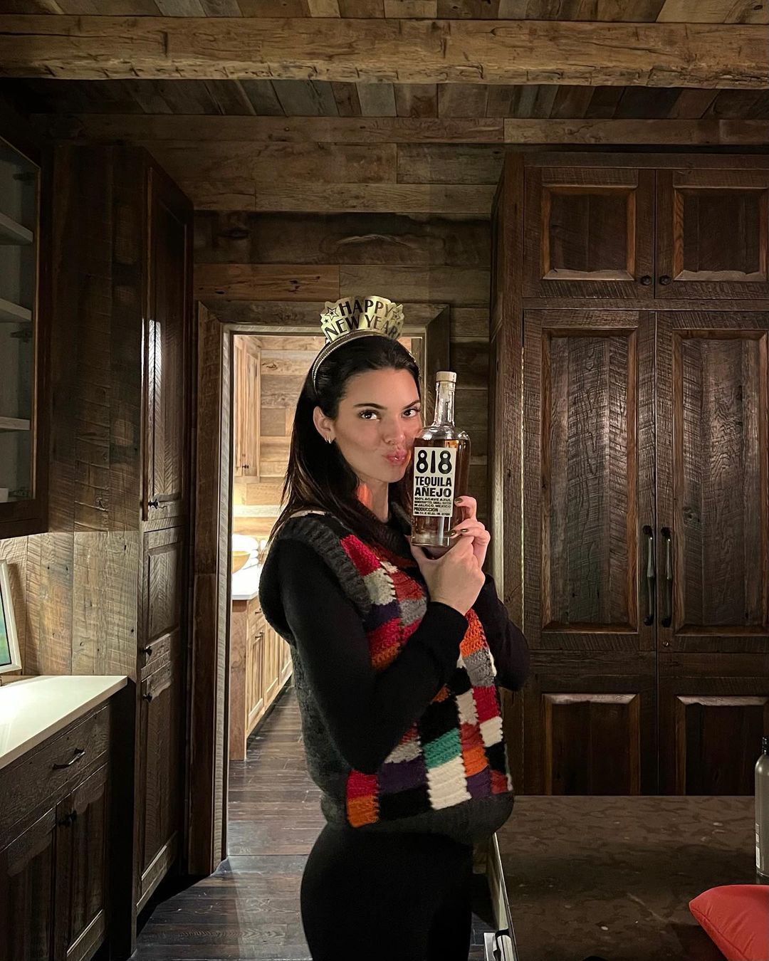 Новый тренд из прошлого: знаменитости демонстрируют, как носить жилет в 2022 (фото)